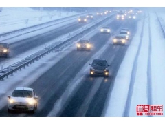 雾天行车 开启雾灯可有效提高能见度